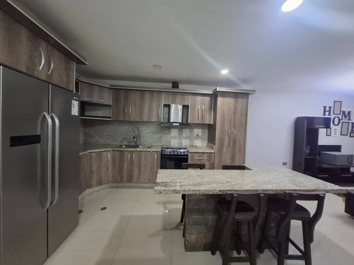 Amplio Townhouse En Venta En La Urb. Los Cortijos De Oriente