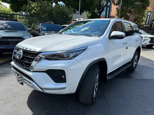 Imagen 2 de 8 de Toyota Fortuner Dubai Vxr Blanco 2023