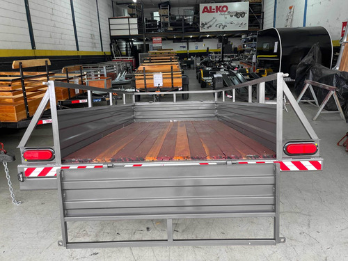 Carretinha Fazendinha 2.50 X 1.25 X 0.40 Com Bau - Cap 700kg