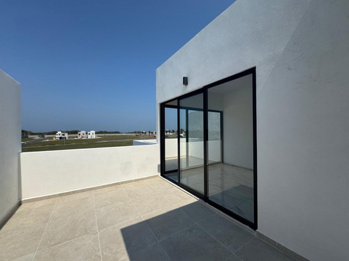 Casa En Venta En Lomas De La Rioja Con Alberca, Roof Garden, 3 Recámaras Y Un Estudio Que Puede Ser 4ta. Recámara, Riviera Veracruzana