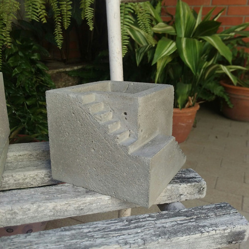 Imagen 2 de 4 de Maceta Cuadrada 12cm Con Escalera Cemento Ideal Suculentas
