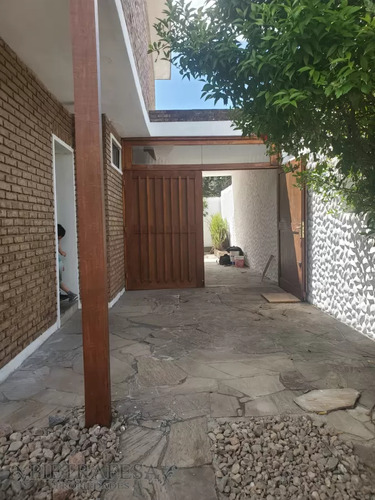 Casa En Venta Con Renta 3 Dormitorios 2 Baños, Fondo Con Parrillero Y Garaje-costa Rica-carrasco