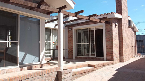 Venta Casa, Excelente Estado Y Ubicación- Mercedes.