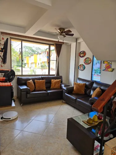 Casa Remodelada, Con Jardín, Sobre Vía Principal, Esquinera Y Con Magnifica Vista.