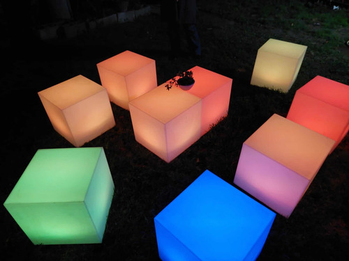 Imagen 2 de 5 de Livings Luminosos Led Puffs Eventos Estamos En Pilar