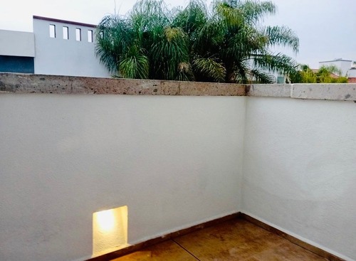 Oportunidad De Inversión - Casa Moderna Con Acabados De Primera En Previlegiada Ubicación En León!!