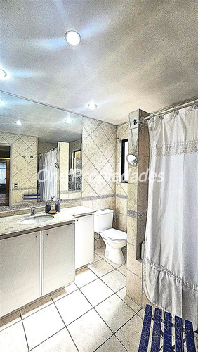 Casa En Venta De 4 Dorm.3 Baños Estar Servicio En Las Condes