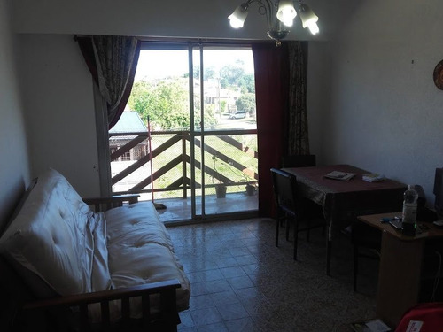 Imagen 3 de 7 de Un Ambiente Con Balcon