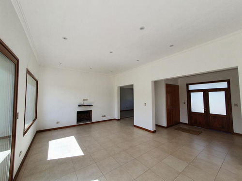 Casa De 4 Ambientes En Campos De Roca Ii En Lote De 2.634 M2