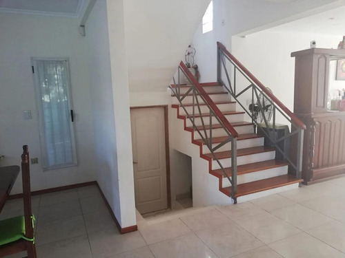 Casa En Venta - 4 Dormitorios 3 Baños - Cochera - 2.200mts2 - Florencio Varela