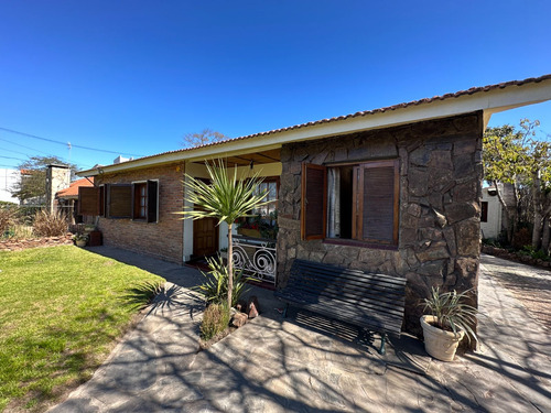 Casa En Venta 3 Dormitorios Y Barbacoa En Ciudad De La Costa Solymar