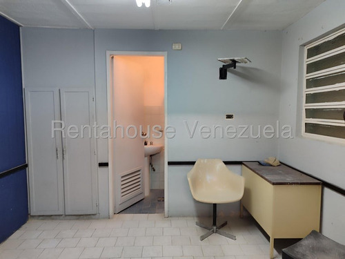 Casa En Alquiler En Zona Comercial Para Cualquier Uso Que Le Quieran Dar Antiguamente Funcionaba La Clínica Ronquillo La Casa Esta Para Ser Remodelada, Ubicada Estratégicamente