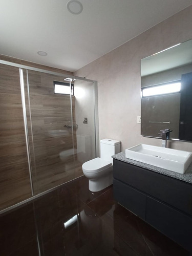 Imagen 13 de 20 de Townhouse A Estrenar Con Roof Privado Con Hermosa Vista/ Las
