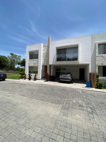Casa En Fraccionamiento En Par Vial Atlacomulco, Jiutepec Morelos.