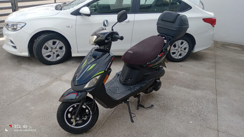Motoneta Italika Ds150 Negro Con Verde, Seminueva Con Casco