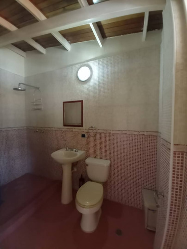 En Venta Casa 214m2 3h/4b/5p. Guatire.