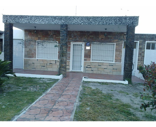 Se Vende Excelente Casa De 3 Dormitorios, Garage, Galpón Y Sótano En Colón