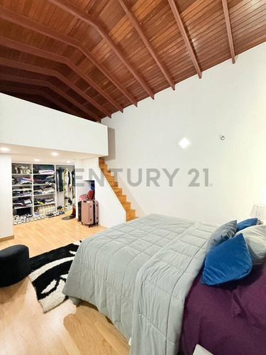 En Venta Penthouse De Esquina En El C. R. Marina Del Rey