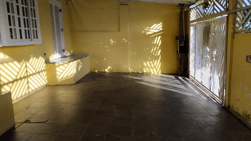 Casa De Três Quartos E Dois Banheiros Com Edícula