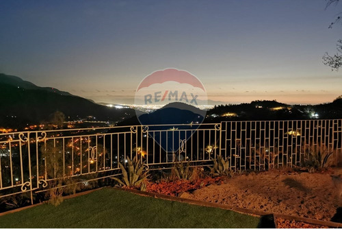 Casa Con Vista Panorámica Sector Arrayán