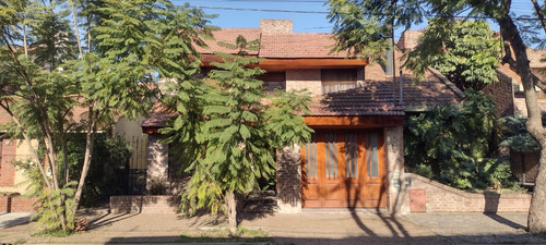 Excelente Casa En Venta Lujan Centro, Sobre Calle 25 De Mayo Al 1.200