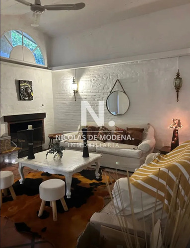 Vende Casa En Punta Del Este De 4 Dormitorios.