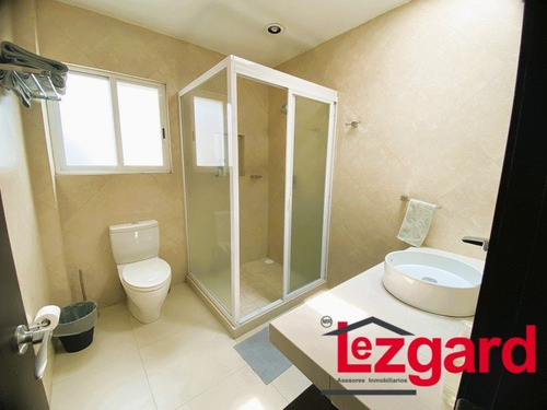 Excelente Residencia Diseñada Con Un Enfoque Moderno Y Funcional, Espacios Luminosos Y Abiertos Crean Una Atmósfera Acogedora En Cada Rincón