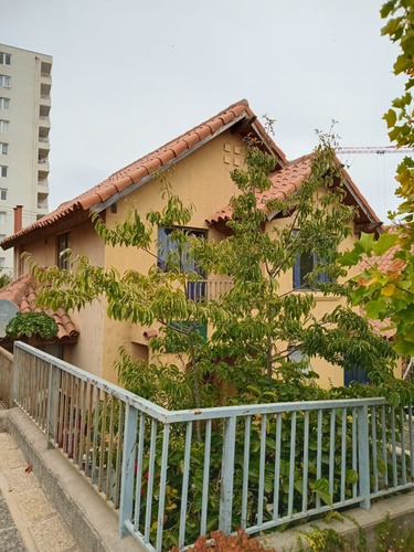 Casa En Altos De Viña Con Espacio, Luz Y Tranquilidad
