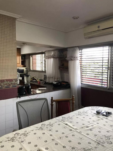 Casa En Venta - 4 Dormitorios 5 Baños - Cochera - 250mts2 - Lomas De Zamora