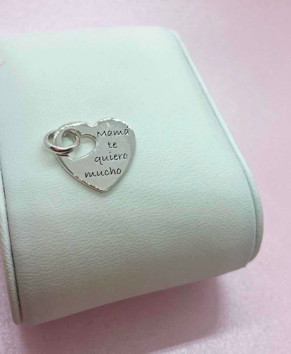 Imagen 2 de 4 de Medalla Corazón Con Grabado Mamá Te Quiero Mucho Plata 925