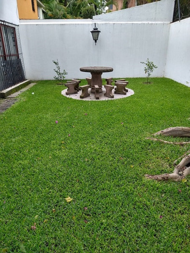 Casa Sola En Esquina En Acapatzingo, Cuernavaca, Morelos Muy Bien Ubicada, Dos Niveles, Jardín