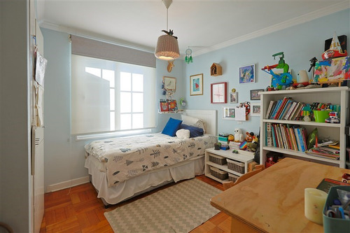 Casa En Venta De 3 Dormitorios Mas Servicio En Las Condes