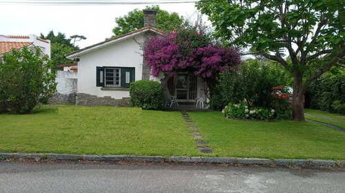 Casa En Alquiler Por Temporada De 3 Dormitorios En Playa Mansa (ref: Bpv-8461)