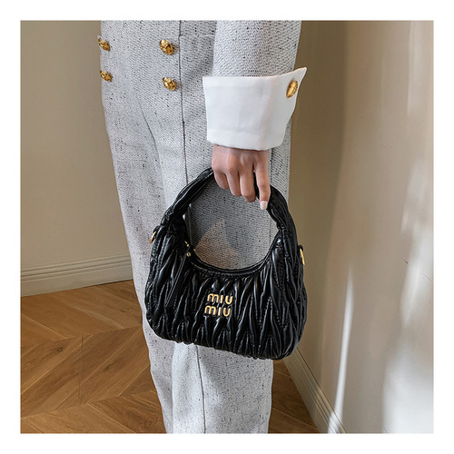 Bolso Bandolera Plisado Con Un Solo Hombro Para Mujer Miu Acabado De Los Herrajes Oro Color Negro Correa De Hombro Negro Diseño De La Tela Rayas