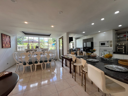 En Venta Casa Urbanización Colinas De Santa Mónica, Con Piscina Y Calle Cerrada.
