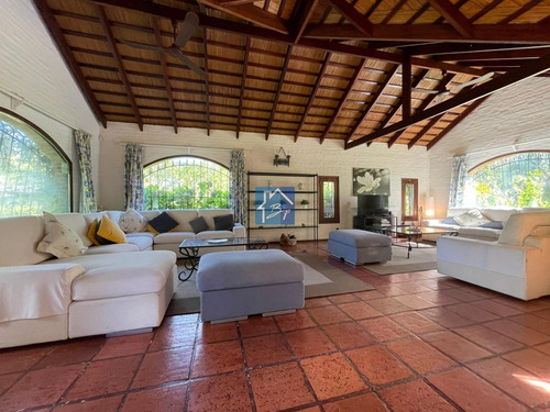 Casa En Rincón Del Indio, 3 Dormitorios Y Gran Jardín- Ref: 1513
