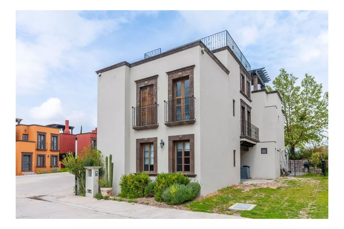 Casa Lucitanos En Venta, Fracc. Ventanas En San Miguel De Al