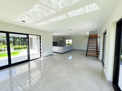 Exclusiva Villa De 4 Habitaciones En Vistacana | 325 M² | Us$565,000 | Oportunidad De Inversión En Punta Cana
