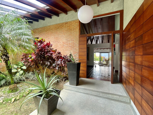 Casa Remodelada De Una Sola Planta Alto Hatillo 2250 M2 Terreno Y 600 M2 Construcción