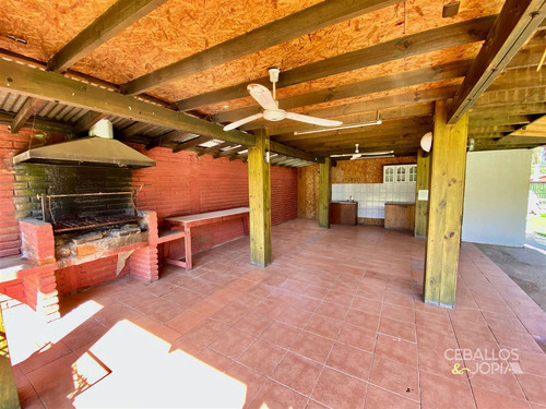 Casa En Venta De 6 Dorm. En Olmué
