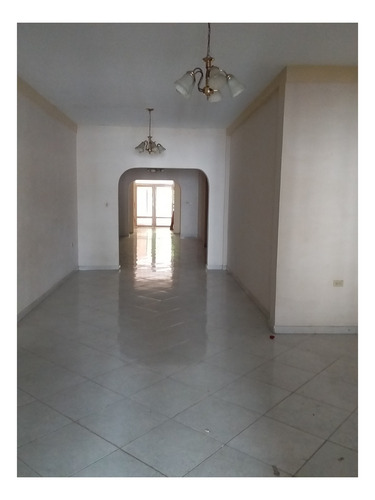 Imagen 2 de 6 de Se Alquila Casa En Av Raul Leoni Al01-0028rl- Aj