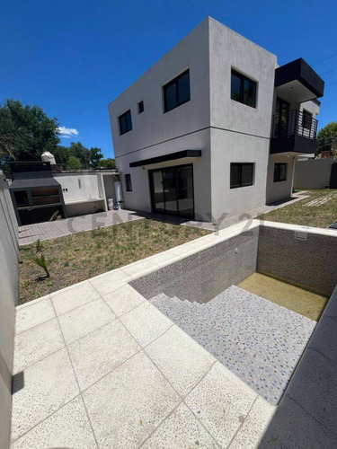 Casa En Venta En City Bell, La Plata