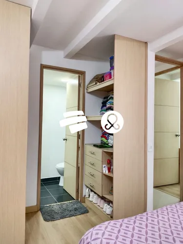 Apartamento Con Parqueadero Privado Y Cuarto Útil.