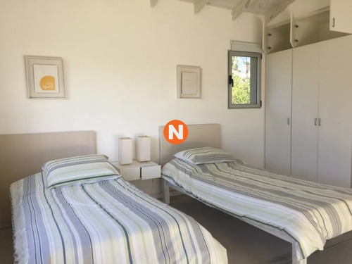 Venta Casa En Laguna Blanca, Manantiales 4 Dormitorios - Ref: 217025