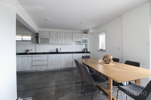 Departamento En Venta De 4 Ambientes Con Balcón Aterrazado Y 3 Cocheras Cubiertas En Morón.