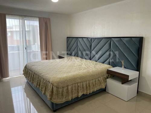 Casa En Renta De 3 Niveles En Esquina, Valle La Rioja, Apodaca, Nuevo León