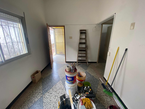 Apartamento Tipo Casa   En Alquiler  Sobre Grl Flores Sin  Gastos Comunes  1 Dormitorio Y Patio  