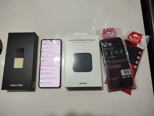 Samsung Z Flip 5 + Cargador Inalámbrico + Fundas, Todo Nuevo