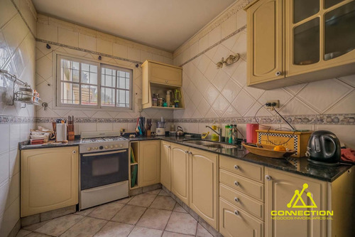 Casa 6 Ambientes En Venta. Banfield Con Pileta