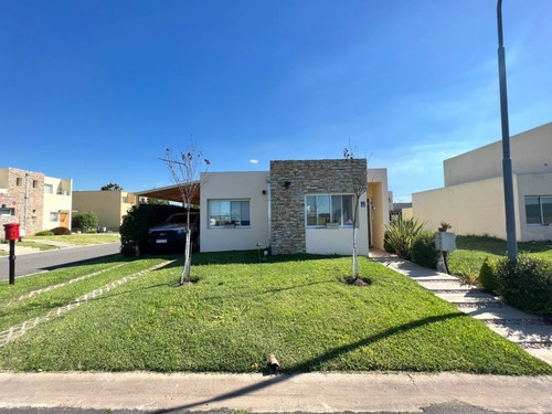 Imagen 2 de 18 de Hermosa Casa 4 Ambientes En Barrio Los Robles